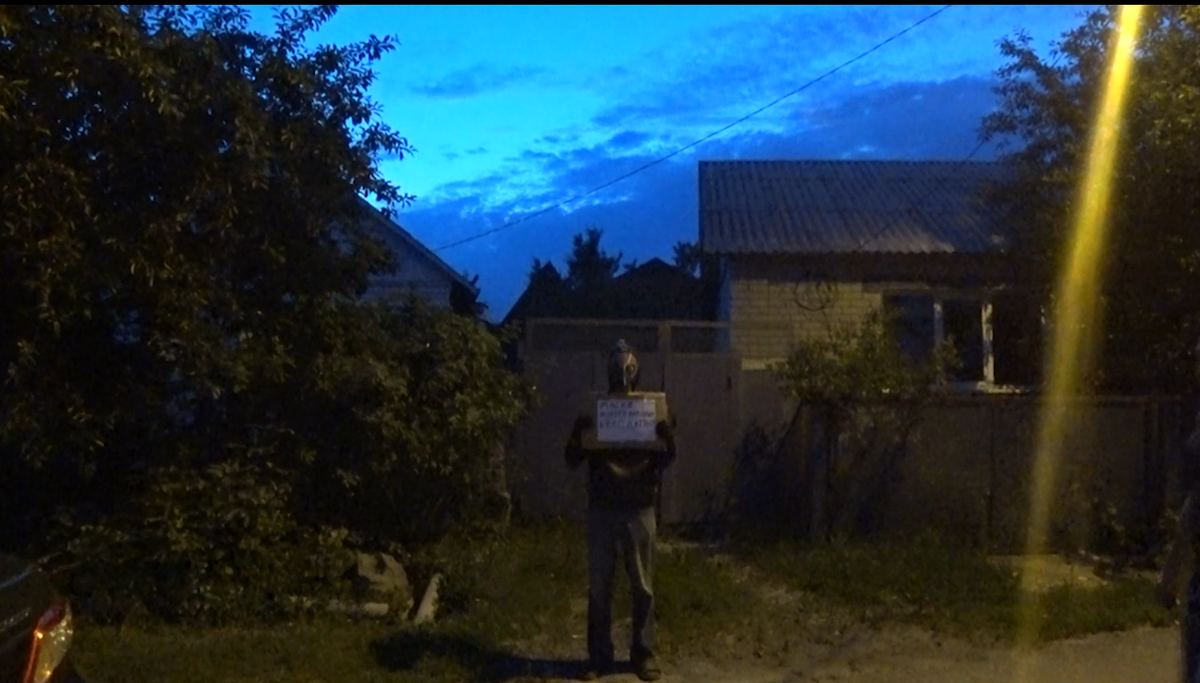 Кадр из того скетча. Красивое небо, но практически не видно надписи, в которой был заложен юмор скетча. Пришлось выкручиваться на монтаже.  