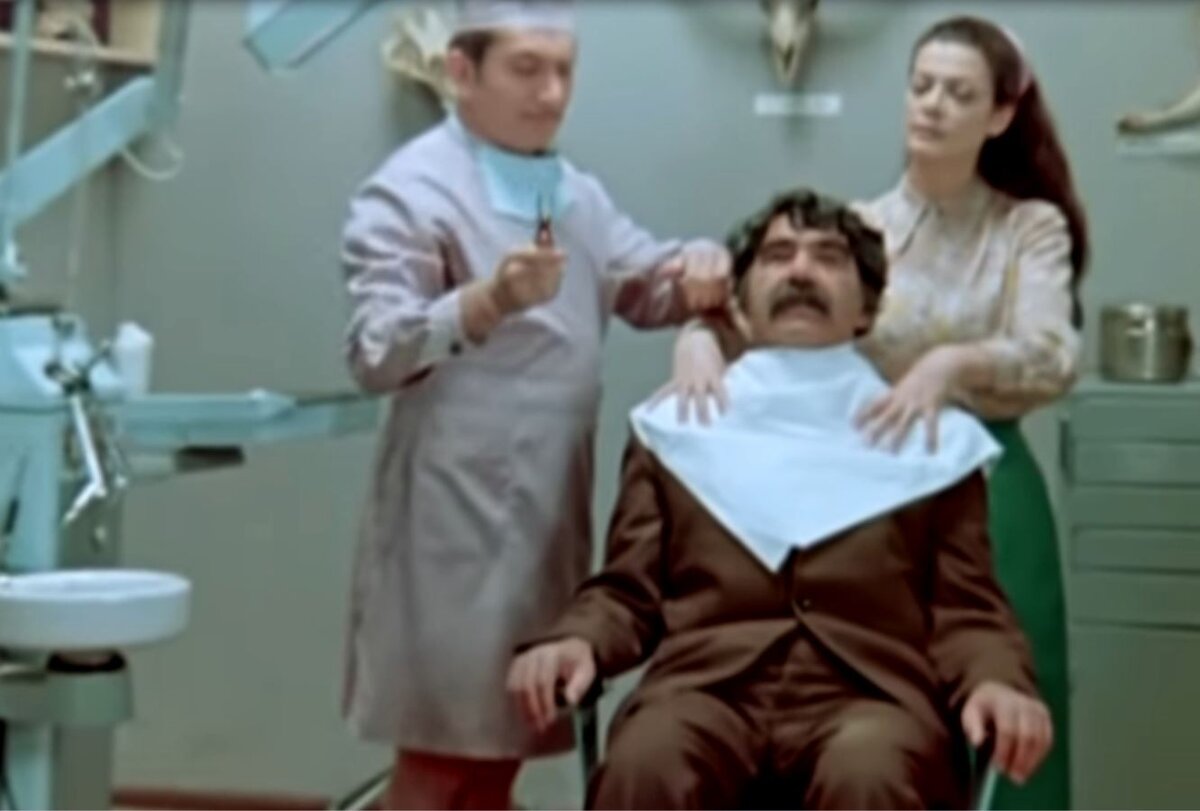 Армен Джигарханян в роли зубного врача занимающегося частной практикой.