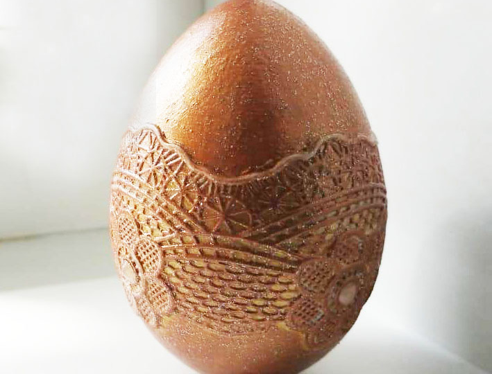 Оторвала оборку у старой ПВХ скатерти и сделала пасхальное яйцо