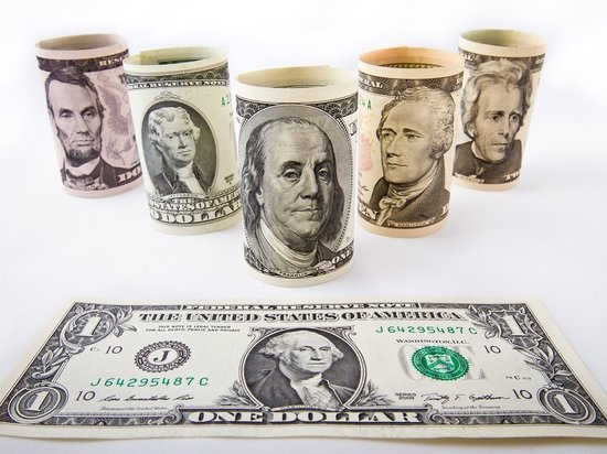  Основатель Tesla и SpaceX Илон Маск обошел сразу нескольких миллиардеров с писке самых богатых людей в мире, говорится на сайте Bloomberg Billionaires Index.

Отмечается, что состояние американского предпринимателя увеличилось на 6,1 млрд долларов 10 июля, достигнув 70,5 млрд долларов. Это случилось благодаря взлету цен на акции Tesla, пятой частью которых владеет Маск. Примерно на 11% поднялись акции компании.

Маск встал на 7-ю позицию в рейтинге, оставив позади сооснователя Google Сергея Брина, сооснователя Oracle Ларри Эллисона, председателя совета директоров Berkshire Hathaway Уоррена Баффетта, совладелицу L’Oreal Франсуазу Бетанкур-Майерс, владельца Reliance Industires Мукеша Амбани.

Первым остается глава Amazon Джефф Безос, за ним расположились основатель Microsoft Билл Гейтс и создатель Facebook Марк Цукерберг.