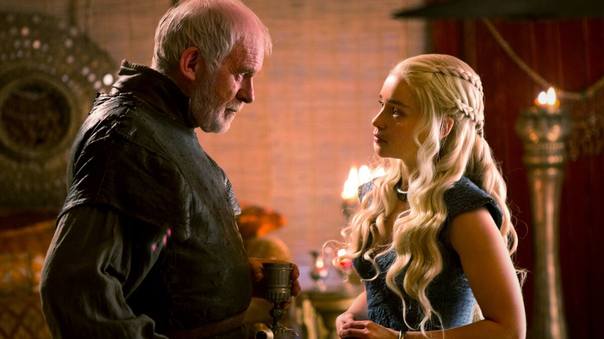 Барристан Селми "смелый" - рыцарь, служивший Королевской гвардии более сорока лет, и многие считают его лучшим фехтовальщиком во всех Семи Королевствах.