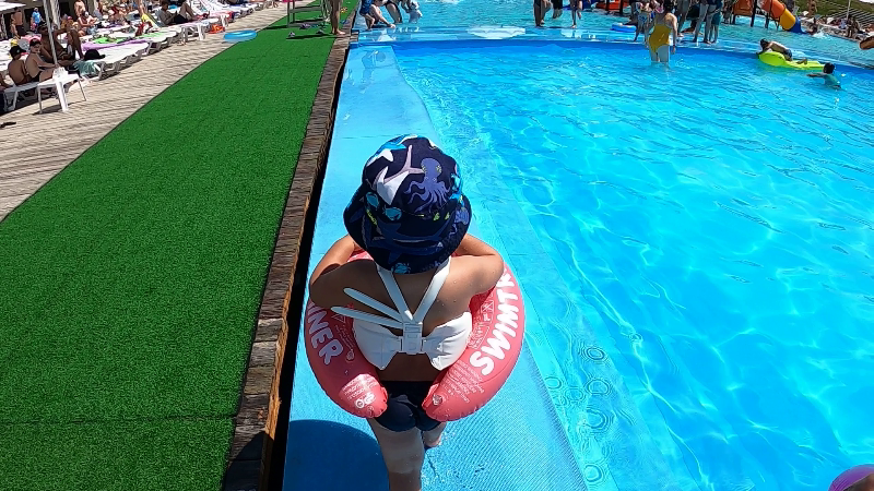 Отверстия местами выпилены не ровно.