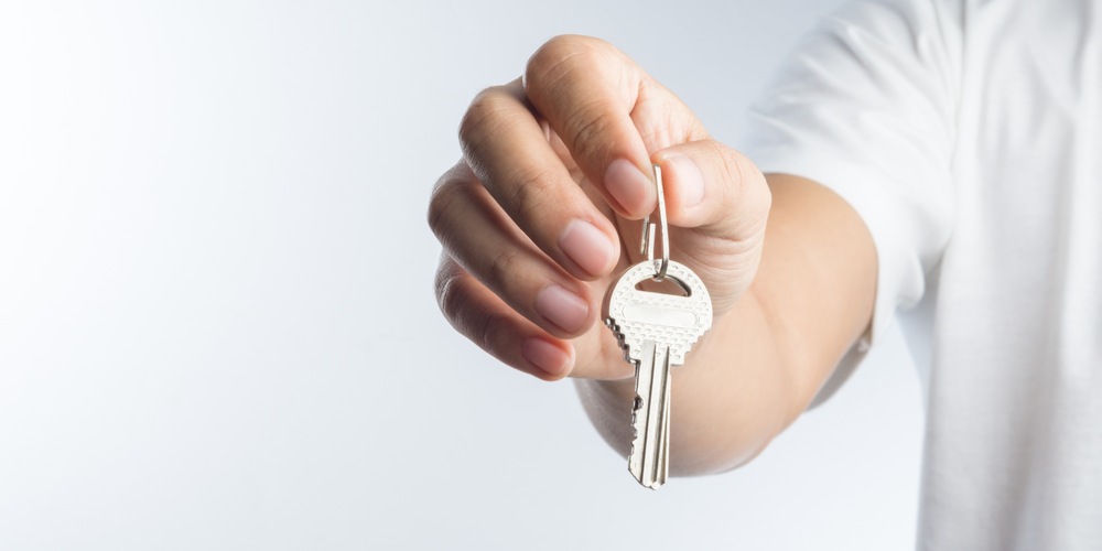 Мужчина дает ключи. Ключ в руке. Ключи от квартиры в руке. Ключи от квартиры в руках семьи. Ключи от квартиры в новостройке.