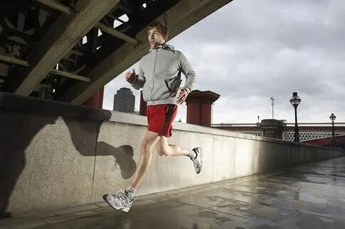 Большое количество ресурсов Самопомощи подчеркивает важность ежедневных физических упражнений. Исследования доказали, что стимуляция наших мышц производит больше ”счастливых " химических веществ, таких как серотонин и эндорфины, которые борются с симптомами депрессии. Было доказано, что более осознанные движения и упражнения на растяжку, такие как йога или тайцзи, облегчают беспокойство. Присоединение к местной программе упражнений, такой как еженедельные занятия йогой или танцами, дает вам возможность снять стресс во время знакомства с новыми людьми.