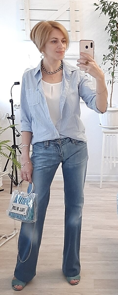 Рубашка, топ и джинсы.