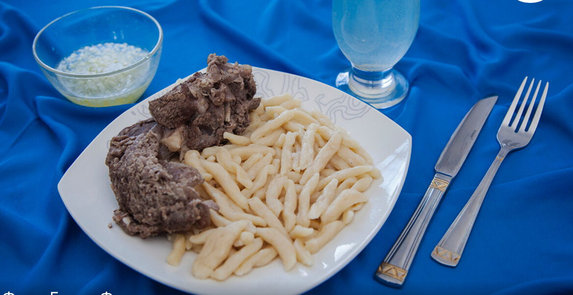 
— Я не представляю, как можно приготовить их невкусными. У каждой хозяйки они получаются хорошо. Но супруг говорит, что полюбил их в тот самый вечер, когда мой отец собрал у себя гостей на разговение в священный месяц Рамадан, — говорит хозяйка. На второй день после застолья Медина приводила в порядок дом, когда к ней пришла соседка и сказала, что девушку зовет Майрудди. — Я удивилась, подумала, наверное, он что-то забыл у нас вчера. Вышла за угол дома, и он спросил: «Скажи, пожалуйста, кто готовил вчерашние жижиг-галнаш?» Я без промедления ответила, что мама. Испугалась, думала, неужели не понравилось, или, может, увидел маленькую косточку в блюде, или заметил пенку на бульоне? —  вспоминает Медина. — Потом он спросил: «А вместе с ней кто еще?» — «Я помогала». Он немного помолчал и спросил: «А как ты посмотришь на то, чтобы готовить их для меня в моем доме всю оставшуюся жизнь?» Я покраснела и сбежала оттуда. Он был разведенный, а мне всего 17 лет. Но он не сдавался и в конце концов победил. Думаю, что жижиг-галнаш были лишь поводом. Хотя каждый раз, когда он приглашает друзей, просит приготовить именно это блюдо.