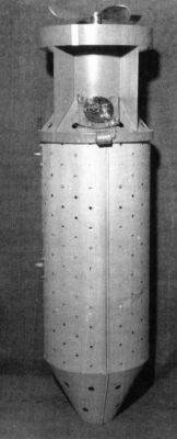 Контейнер-канистра, внутри которого летучих мышей сбрасывали с самолёта на парашюте. Во время падения он нагревался – мыши просыпались – открывался и выпускал поджигателей