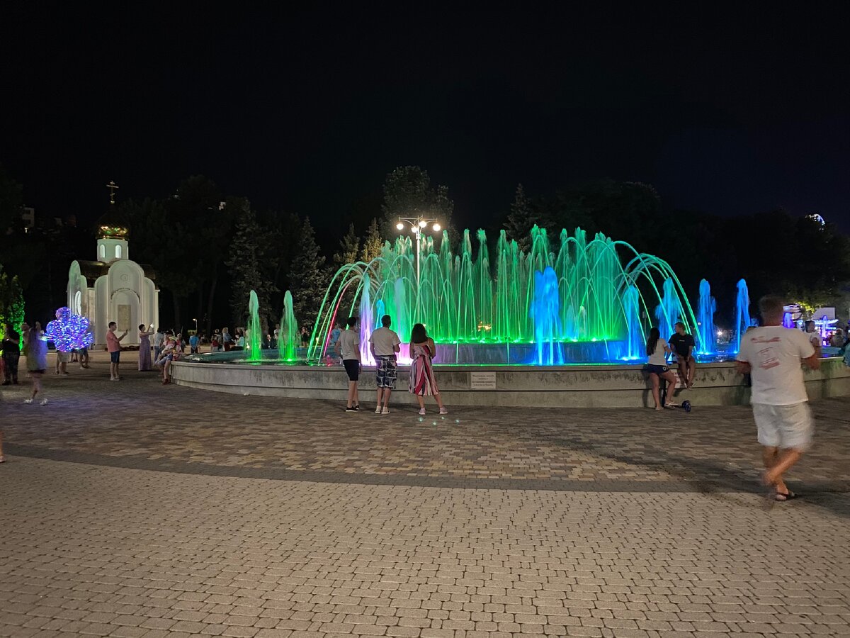 Поющие фонтаны на администрации Анапы