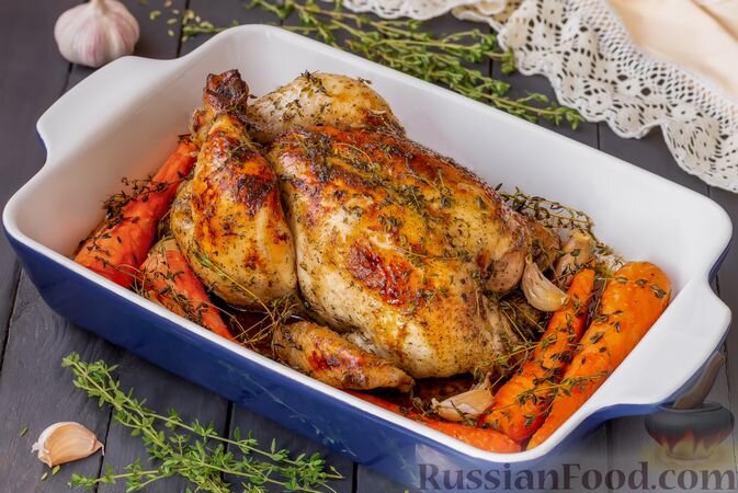 курица (тушка), морковь, мёд, масло сливочное, чеснок, травы прованские сушёные, тимьян свежий, масло оливковое, соль, перец чёрный молотый