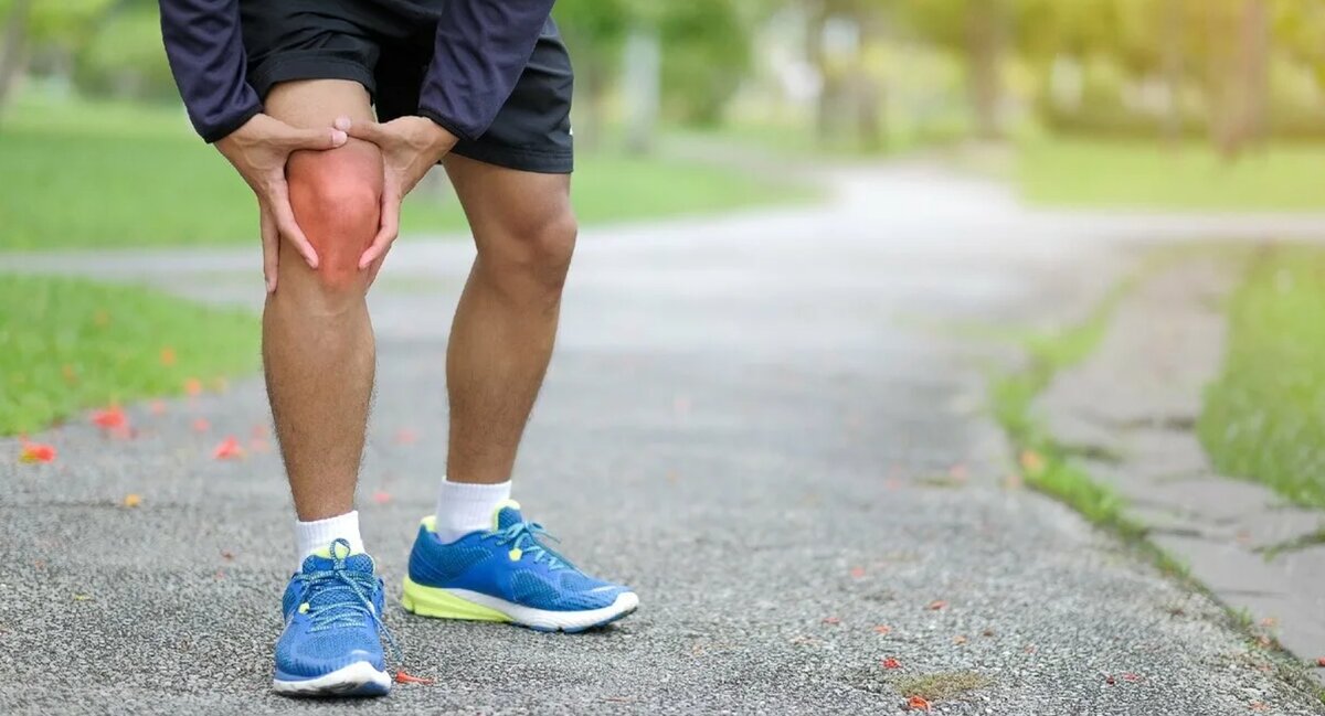 Бег в «неправильной» обуви, бег по асфальту, бег с большой массой тела и несбалансированная тренировочная нагрузка приводят к травмам опорно-двигательного аппарата. Позвоночник и колени получат огромные повреждения!