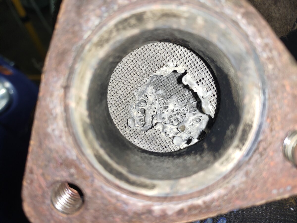 Катализатор оплавившийся  после заправки не качественным топливом