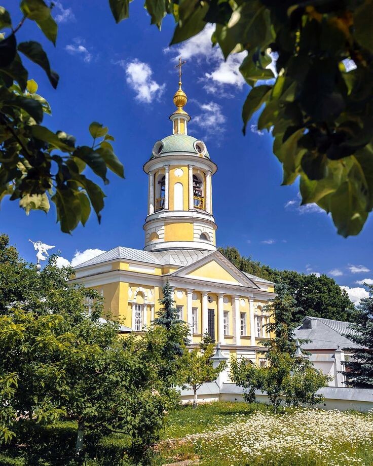 Картинка из интернета.  Колокольня, под ней вход на территорию,  арка.