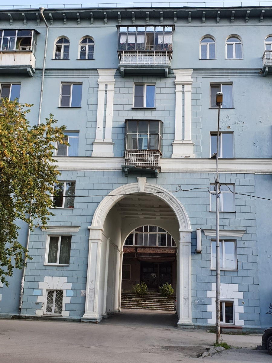 А в арке виднеется заброшенное здание Клары Цеткин на ул Которского 19 , 1933 года постройки.