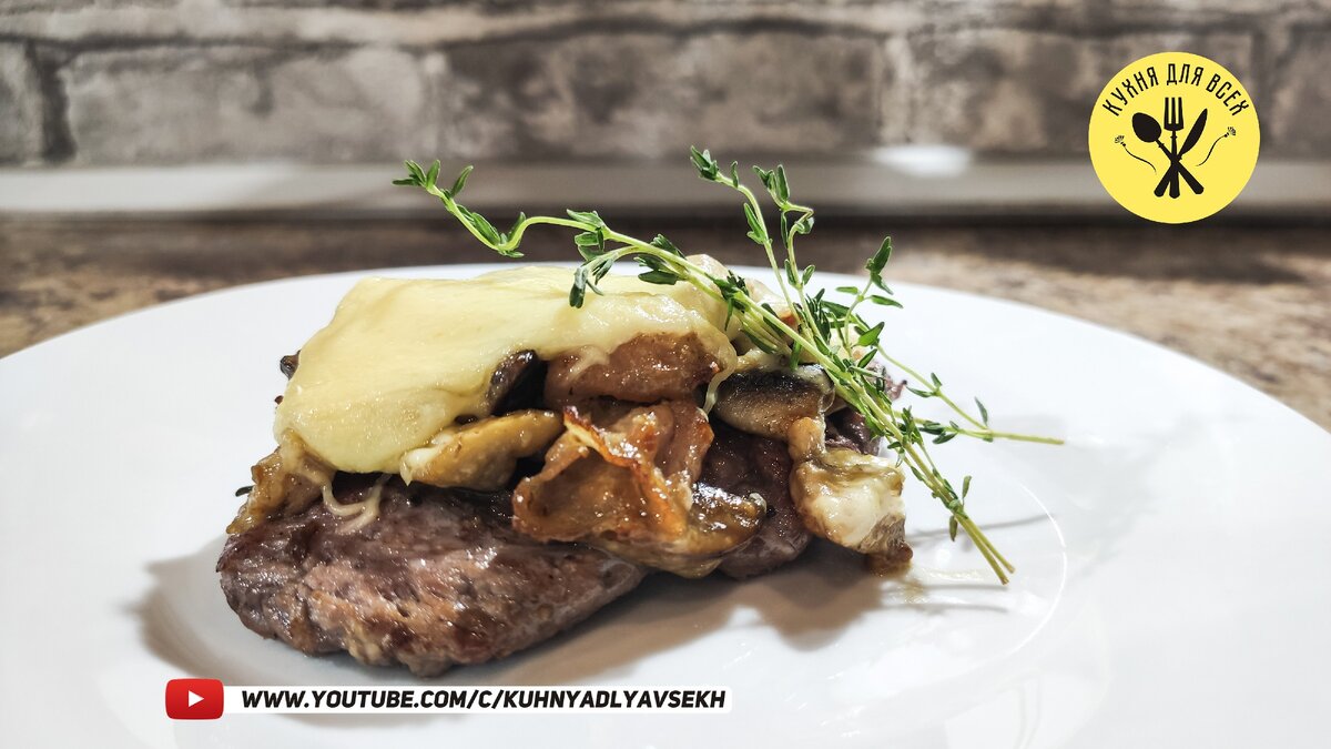 Свиные медальоны с шампиньонами и беконом