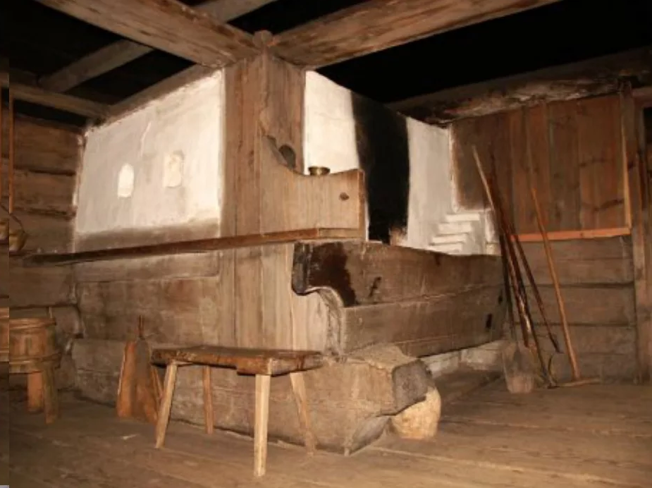 Интерьер курной избы. Видно, что стены ниже воронцов совершенно чистые и не закопчённые