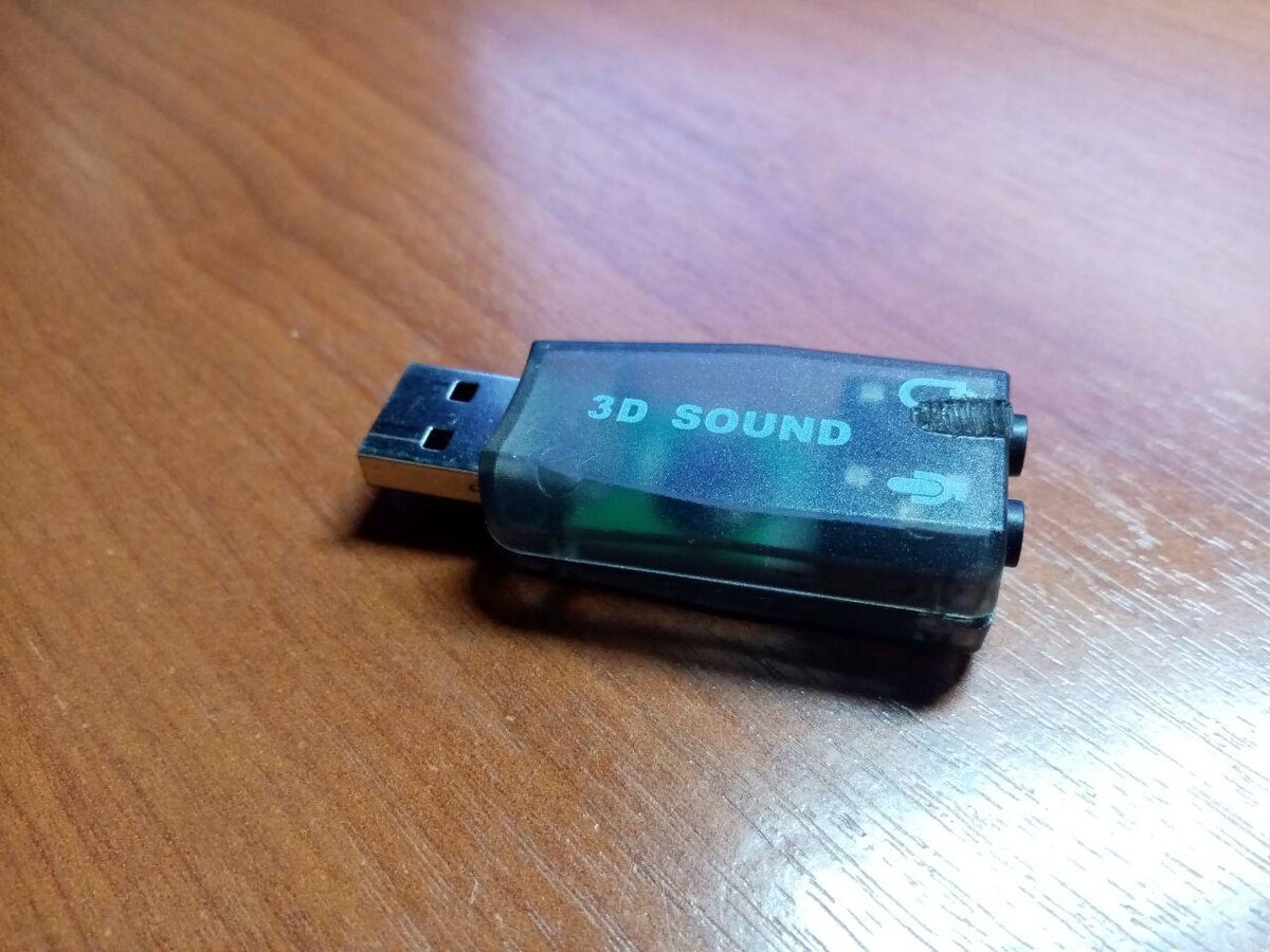 Небольшой дефект от паяльника, из коробки она была без него.