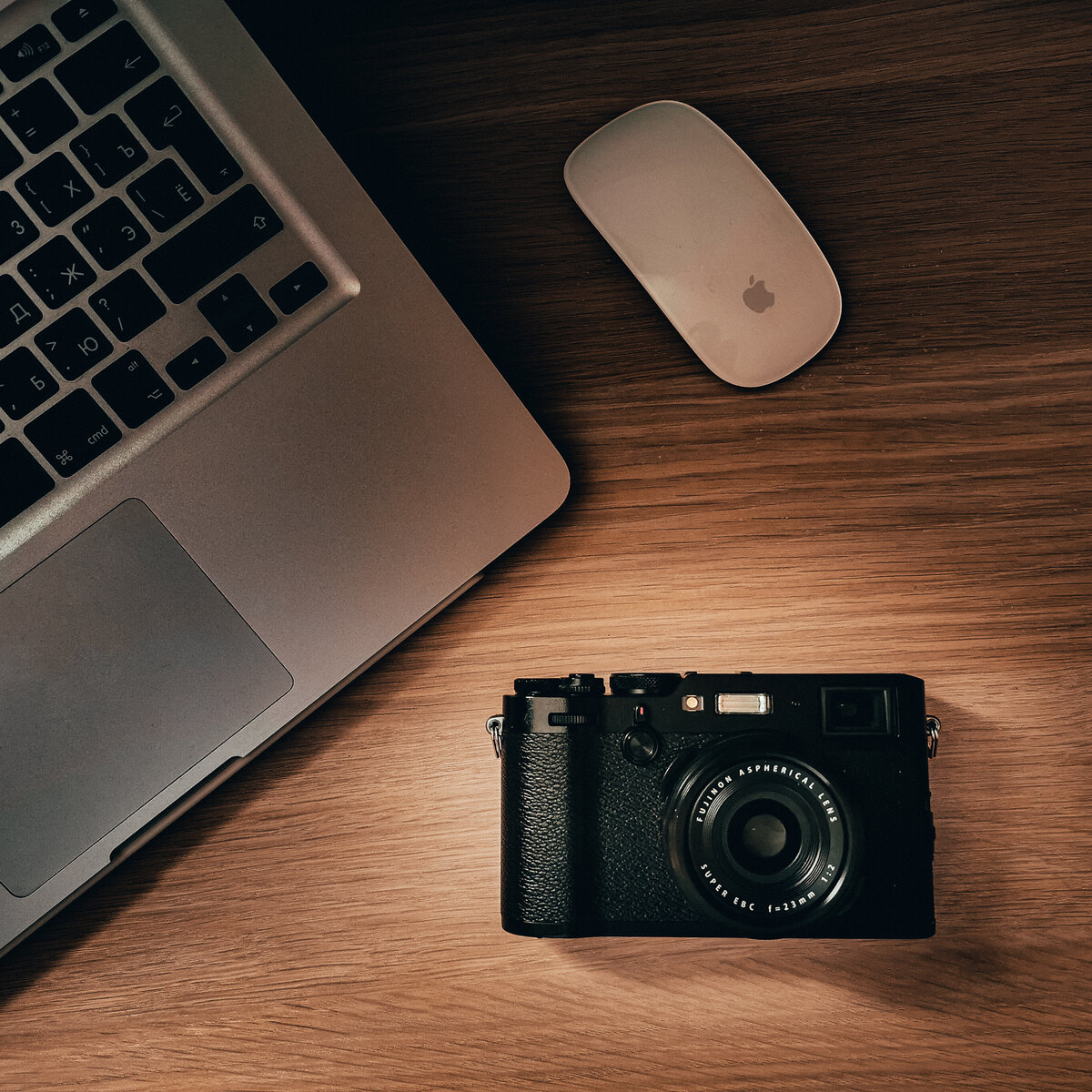 Flatlay c фотоаппаратом. Фото: Павел Свядосц