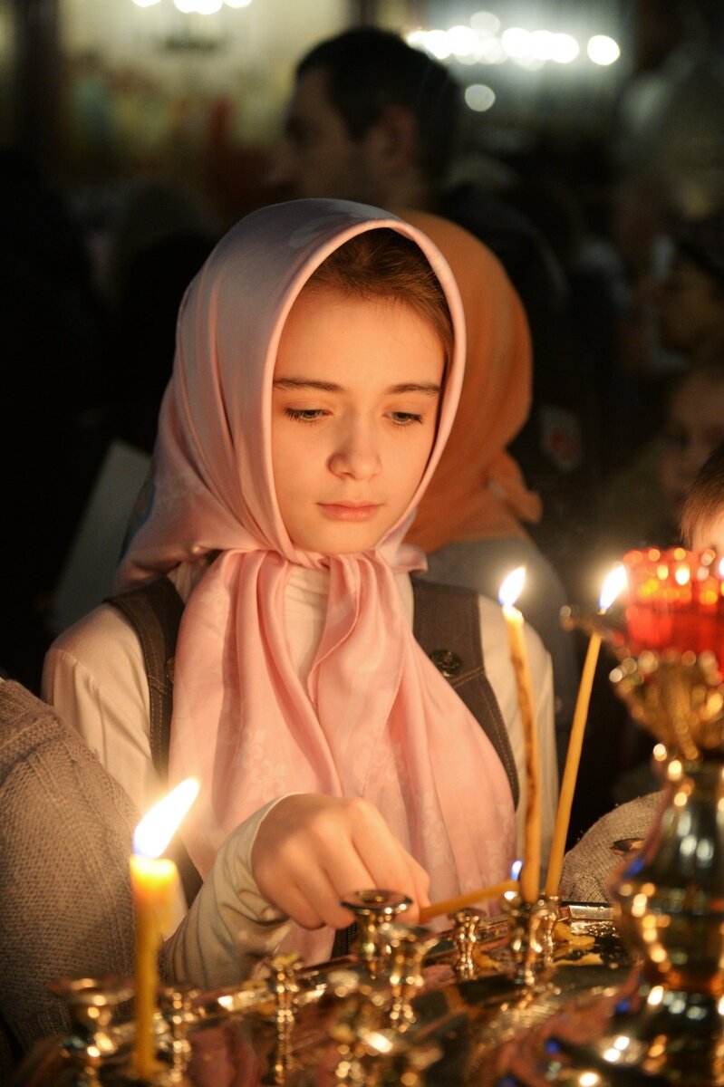 Случайный кадр: возможно, она тоже молится св. Варваре?.. Из архива сайта Патриарха Московского и Всея Руси. https://foto.patriarchia.ru/news/patriarshee-sluzhenie-v-nedelyu-pred-bogoyavleniem-v-khrame-khrista-spasitelya-v-moskve/ 
