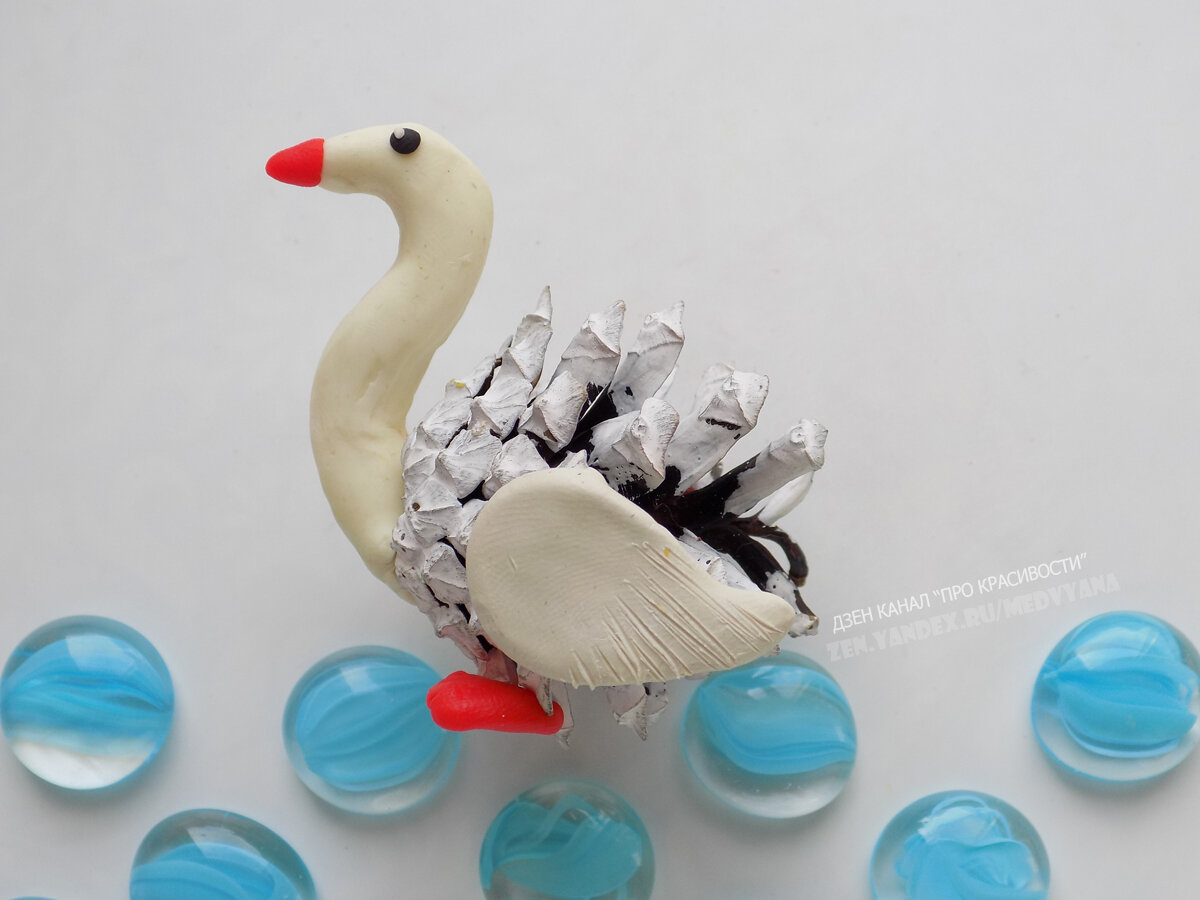 Поделка лебедь из оригами, картона, пластика, фетра и шишек - мастер-классы и фото идеи