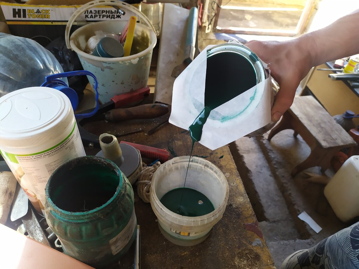 Краска перелита в емкости. Перелить из банки краску. Краска пролита из банки. Лайфхаки для краски из банки. Как налить краску из банки.