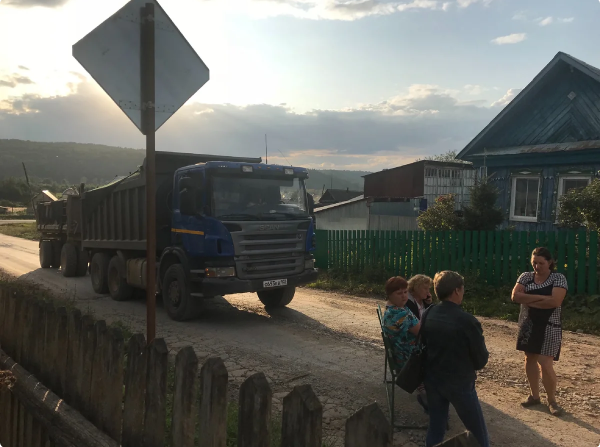 Наши соседи на станции Симской просто сели посреди дороги и не пропускали машины. Фото моей сестры, Кретовой Евгении