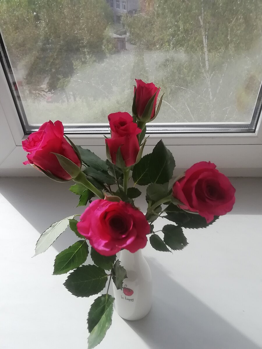 Обожаю розы! Особо внимательные могут увидеть, что у Happy Nataly на любимой вазе написан девиз:"Be happy"! :) От всей души желаю всем быть счастливыми! 