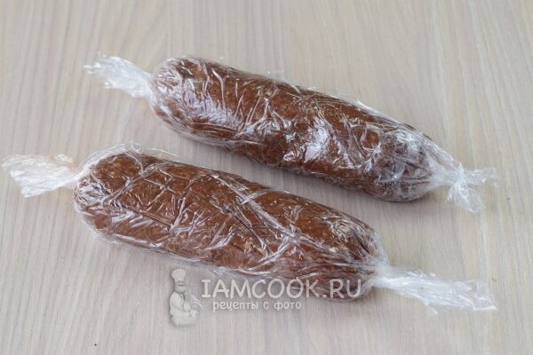 Я не знаю никого из моих ровесников, кто не слышал бы о шоколадной колбасе. В советские времена это было наше самое популярное блюдо, наряду с леденцами, которое можно было приготовить в домашних условиях. И мы готовили! Какой же вкусной была та колбаска!Недавно решила повторить мой кулинарный подвиг молодости и приготовить шоколадную колбасу из печенья со сгущенкой.Подготовим все ингредиенты по списку. Успех этого десерта будет зависеть от качества сливочного масла, сгущенного молока и какао.Обязательно достаньте сливочное масло из холодильника предварительно, чтобы оно размягчилось.Начнем приготовление шоколадной колбасы с того, что разомнем при помощи скалки печенье в крошку. Некоторые предпочитают оставлять немного печенья в крупной крошке, я люблю колбаску однородную, поэтому крошка у меня будет мелкой.Перекладываем измельченное в крошку печенье в миску, добавляем какао-порошок.Грецкие орехи также разминаем в крошку, как и печенье. Добавляем орехи в миску.Размягченное сливочное масло выкладываем в миску. Не нужно масло растапливать, оно должно быть просто мягким.Вливаем сгущенное молоко.А теперь начинается самое вкусное в процессе приготовления шоколадной колбасы. Руками вымешиваем все ингредиенты до однородности. Облизываем пальцы и уже предвкушаем, как мы будем лопать эту вкуснятину!!!Немного терпения. Вот такую массу мы с вами получим в итоге.На столе расстилаем пищевую пленку и формируем из полученной массы колбаску. У меня колбаска получилась длинной, я ее разделила на две.Скручиваем края пленки так, чтобы получилась настоящая колбаска, закручиваем края пленки. Отправляем колбасу в холодильник на 2-3 часа.Шоколадная колбаса из печенья со сгущенкой готова! Достаем колбасу из холодильника. Снимаем пищевую пленку и нарезаем колбасу порционными кружочками. Подаем сладкую шоколадную колбаску из печенья со сгущенкой к чаю.Приятного аппетита!