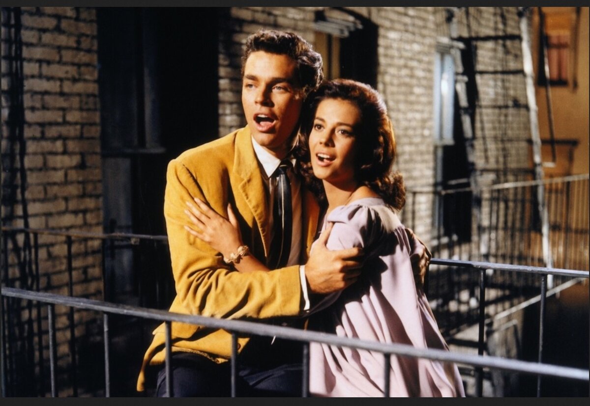 Кадр из фильма "Вестсайдская история" про любовь пуэрториканки и белого парня, "Оскар" 1962 г.