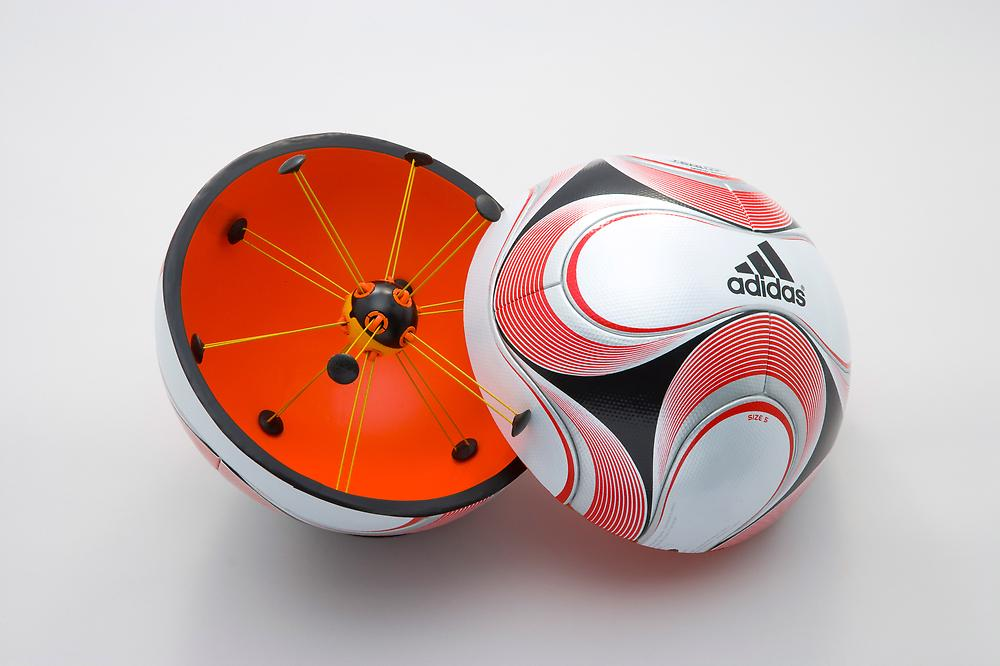 Adidas Teamgeist футбольный мяч. Футбольный мяч adidas Smart Ball. Футбольный мяч в разрезе. Конструкция футбольного мяча.