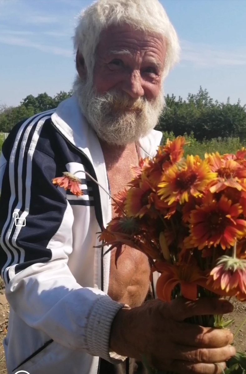 Дед красавец, и близко на алкаша не похож