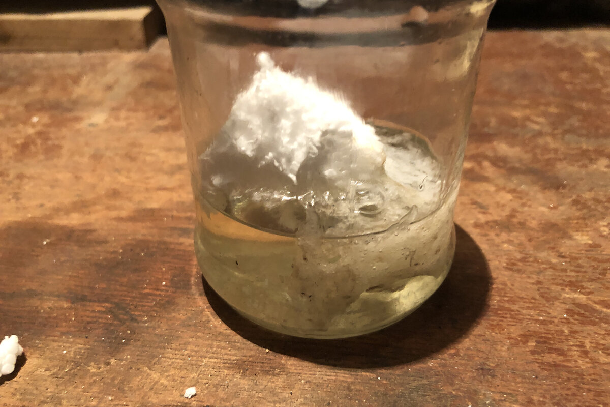 Постепенно добавляем пенопласт, в процессе его растворения помешиваем клеевой состав.