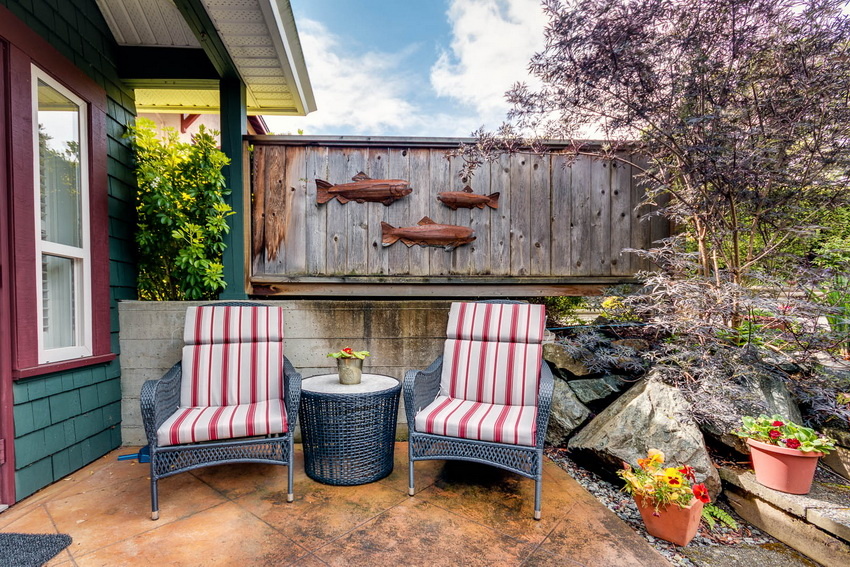 Плетеная мебель идеально подходит для обустройства патио