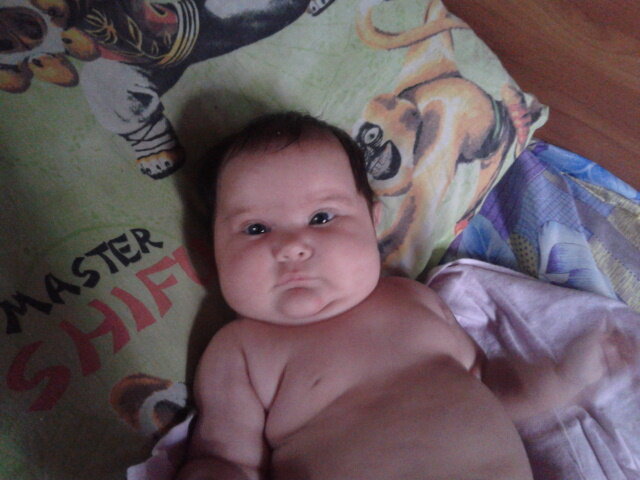 Это Луминица тут ей месяцев 7, которая в этом году пошла в 1 класс, она офигенно похожа на Лору, которой сейчас 4 месяца))