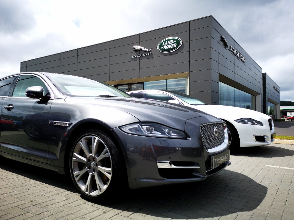 Кардифф, Великобритания: 20 июля 2019 года: подержанный автомобиль Jaguar XJ продается за пределами автосалона Jaguar Land Rover. Jaguar Land Rover Limited - британская транснациональная автомобильная компания.