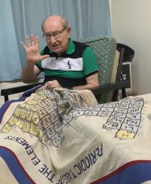 учитель химии Martin Sellner на пенсии вышил крестиком Периодическую таблицу Менделеева