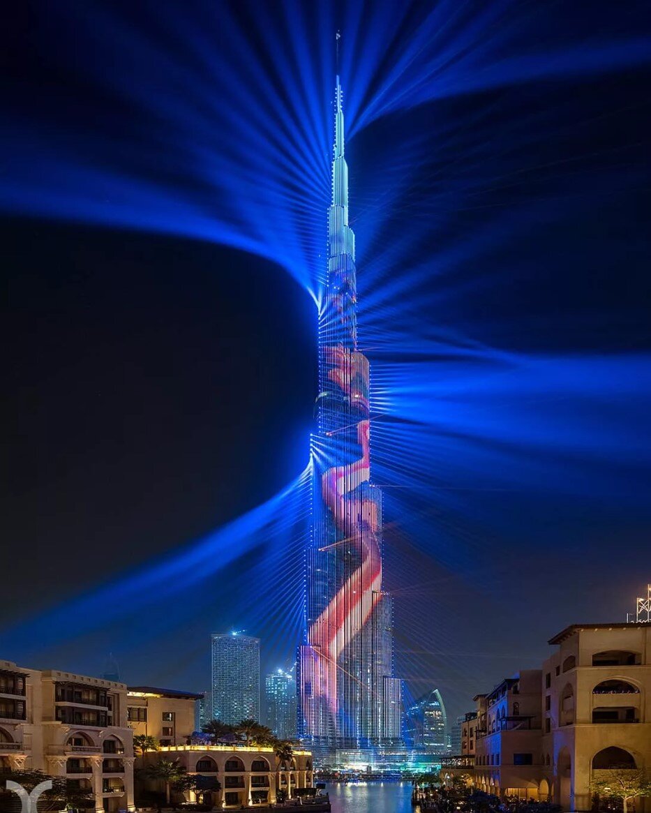 The owners regularly arrange a real light show with the help of the media facade