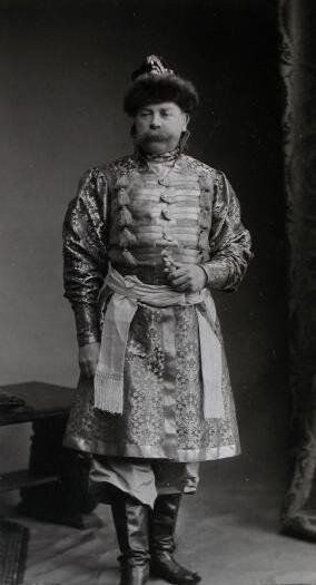 Полковник Евгений Иванович Бернов в домашем наряде боярина конца XVI века.