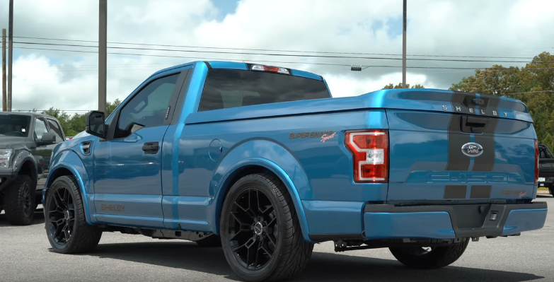 Вид с левой части кузова и сзади пикапа Ford F-150 Super Snake Sport.