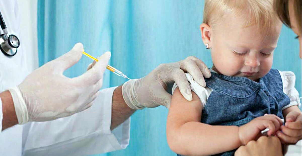 38 после прививки. Вакцинация детей. Ребенку делают прививку. Иммунизация детей. Краснуха прививка.