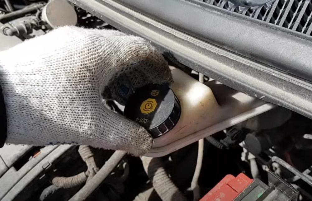 Откручиваю крышку бачка с тормозной жидкостью.