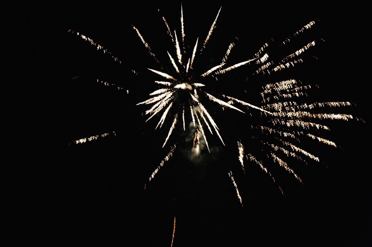 Салют в честь праздника.