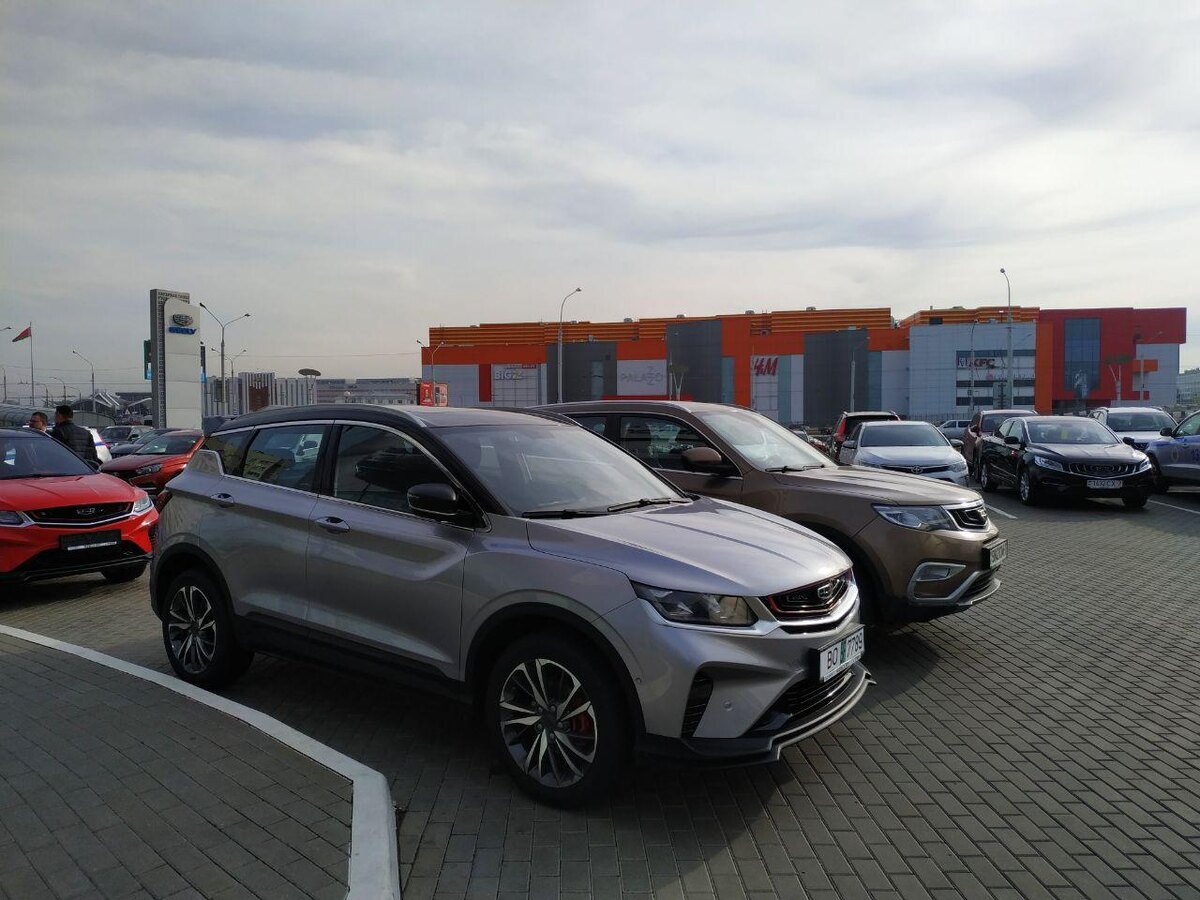 Geely Coolray на парковке автосалона. На еще не оконченный 2020-й год имеет уже 3,5 тысячи продаж, хотя модель только-только появилась летом! (Данные АвтоСтата).