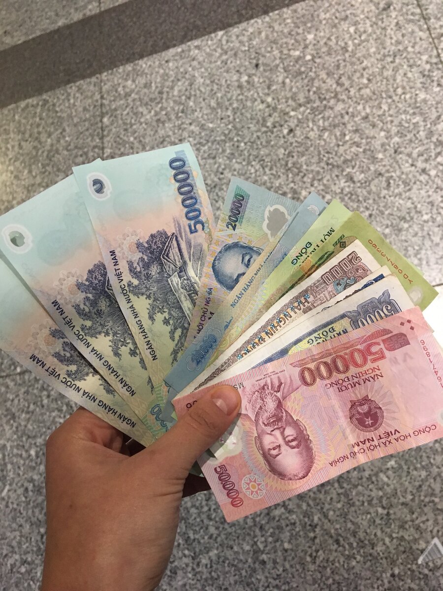 я миллионер! местные деньги исчисляются тысячами, а точнее 1€=26,250 вьетнамских донгов.