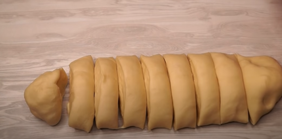 Разрезаем тесто на кусочки