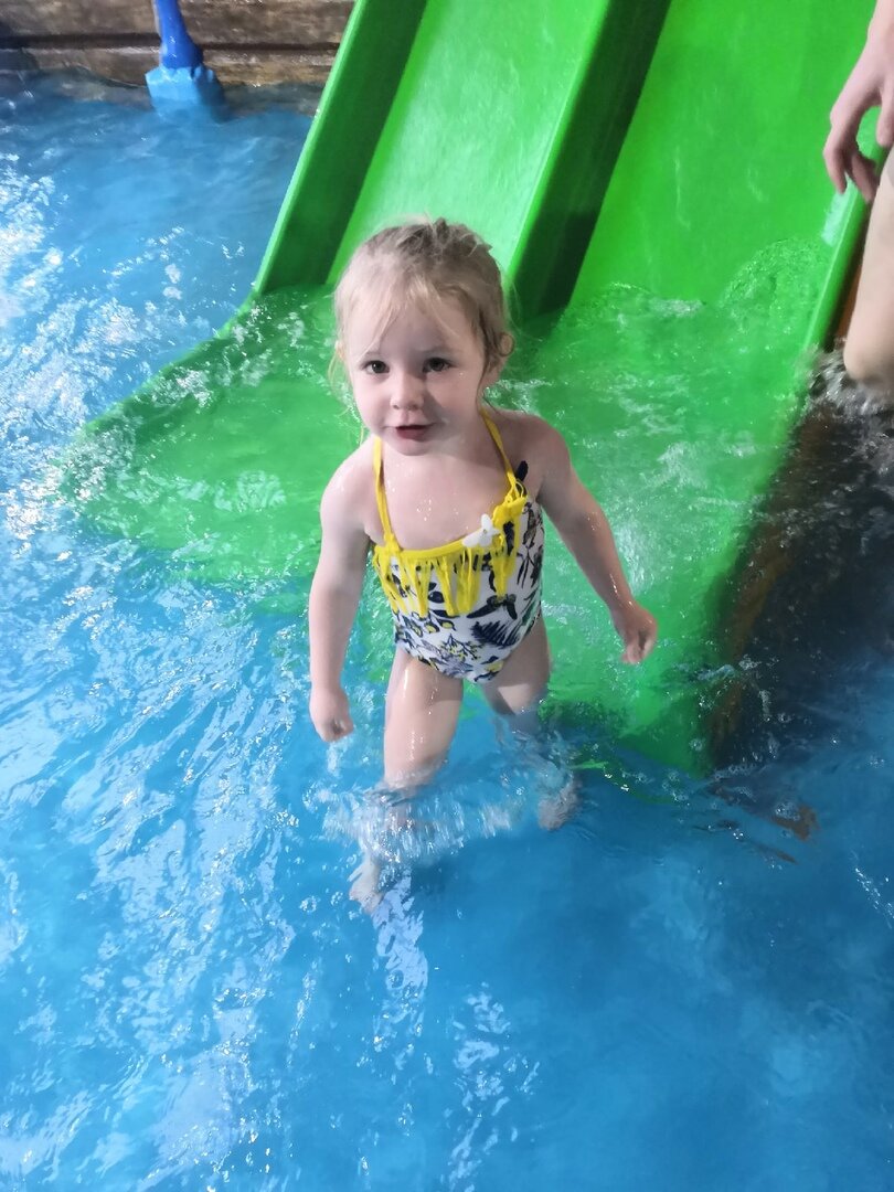 Так,получилось,что снимала в аквапарке только ребенка).