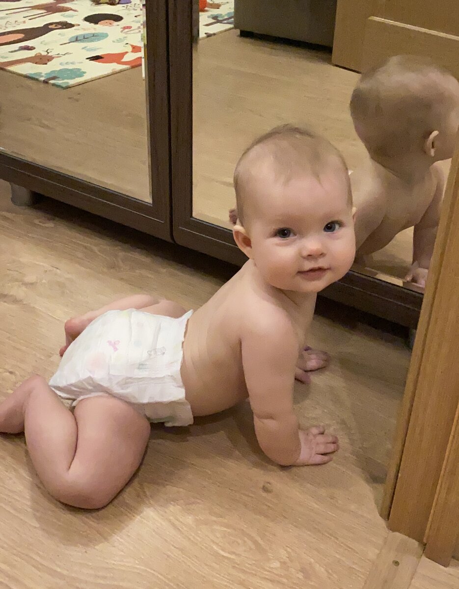 Лиза любит смотреть на себя в зеркало