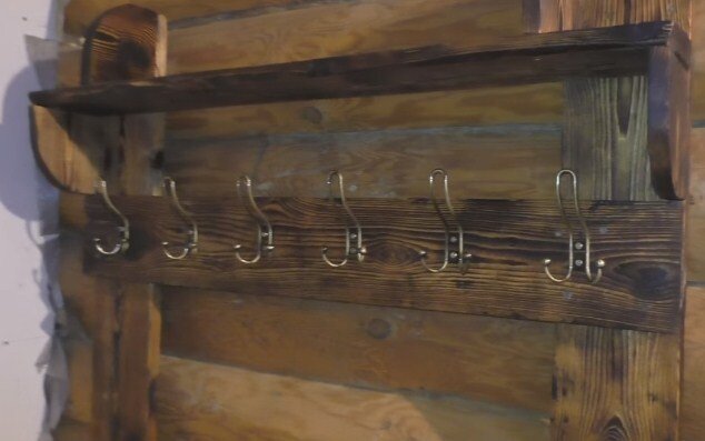 вешалка из состаренной древесины