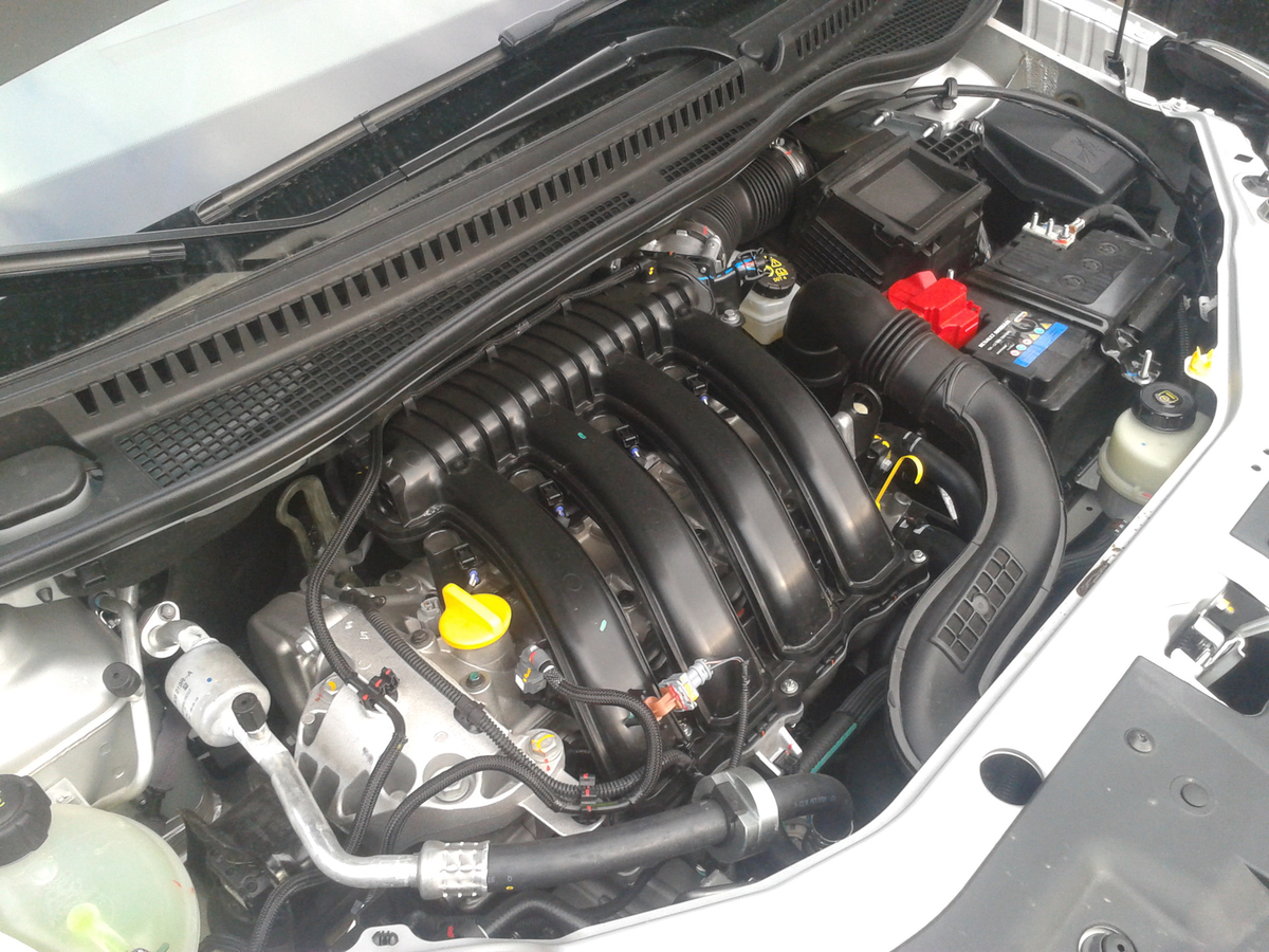 Рено дастер 4 4 2.0. Двигатель Renault Duster 2.0 f4r. Двигатель f4r Рено Дастер. Моторный отсек Рено Каптур 2.0. Двигатель f4r Рено Дастер 1.6.