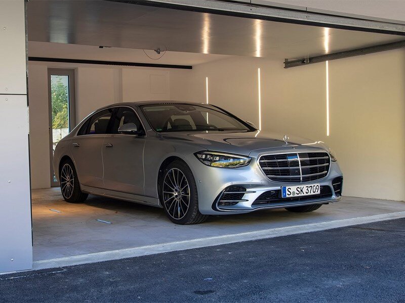 Если вспомнить, то прошло чуть меньше четырех месяцев, с момента начала производства нового S-Class (W223). И тут компания Mercedes делает масштабный отзыв своей новинки. Почему? Где именитое качество мерседесов? К тому же это главная модель компании.