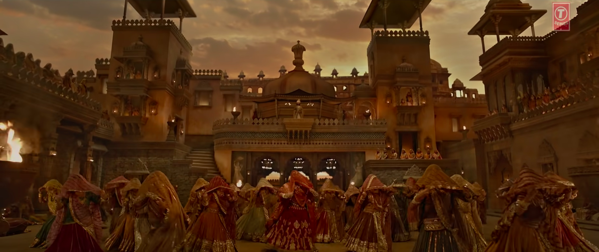 Кадр из песни "Padmaavat Song" Ghoomar: Deepika Padukone, Shahid Kapoor, Ranveer Singh|Shreya Ghoshal,Swaroop Khan